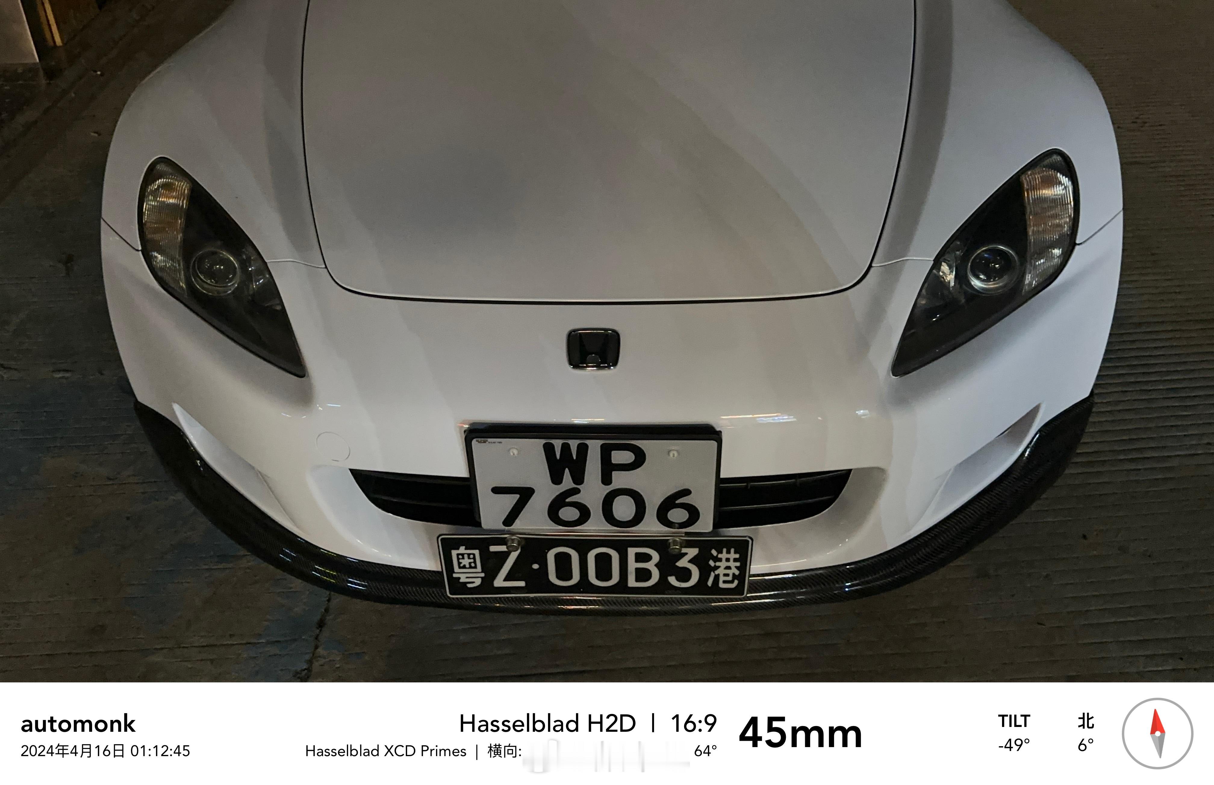 S2000车头俯视的视角，看起来攻击性十足，有一种极强的仿生式设计，类似于什么样