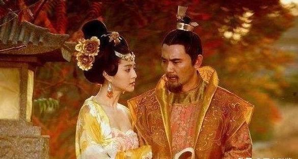 宁王李宪在公元720年设宴款待宾客，席间一边与众人推杯换盏，一边不断逗弄身边的宠