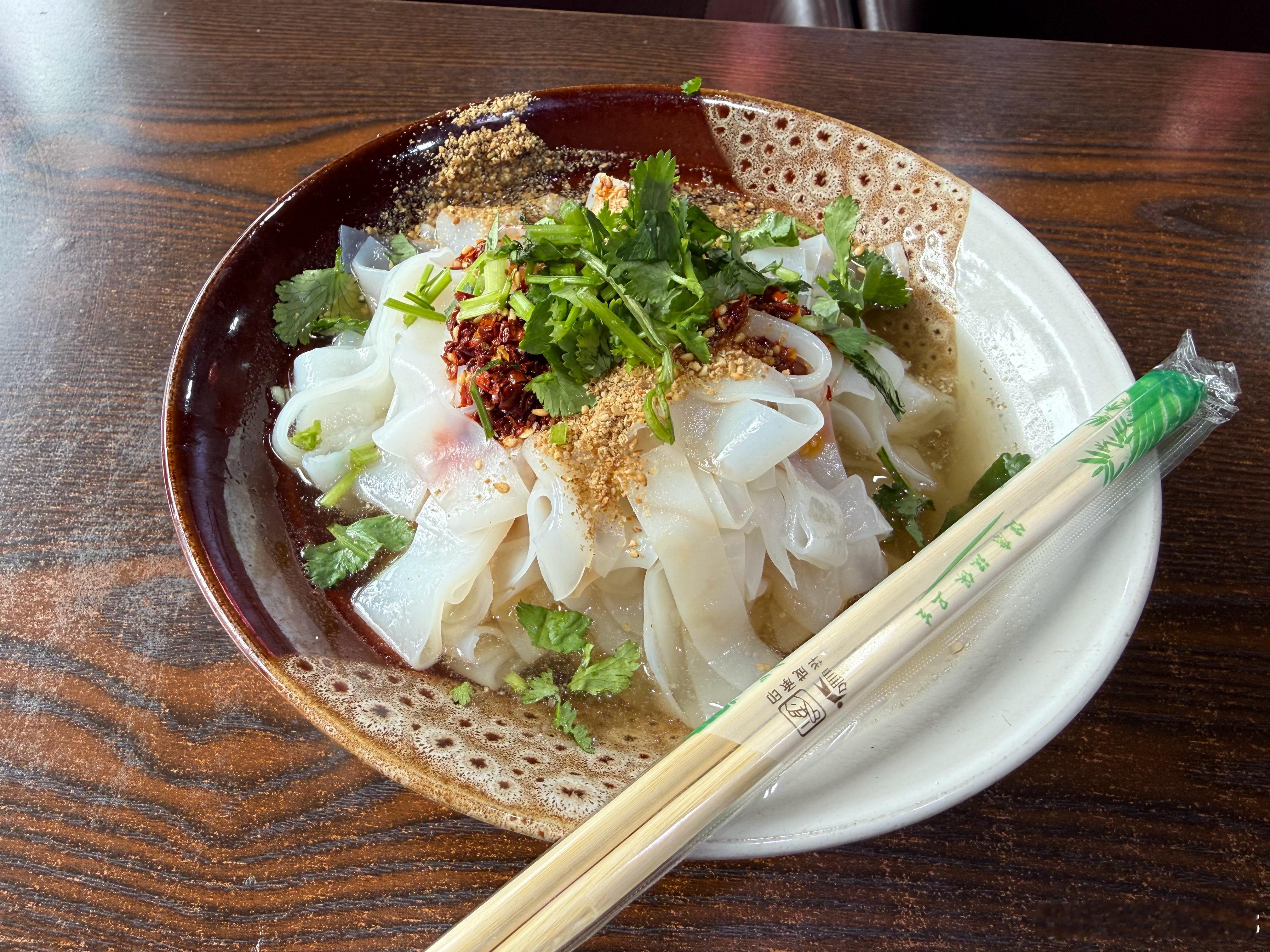 吃到这口心心念念的凉皮，总算是心满意足了 