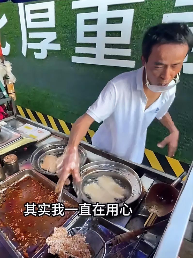 我一直想不明白一件事，
不知道大家发现没，鸡排哥他有一个能力，
不光是特别会和顾
