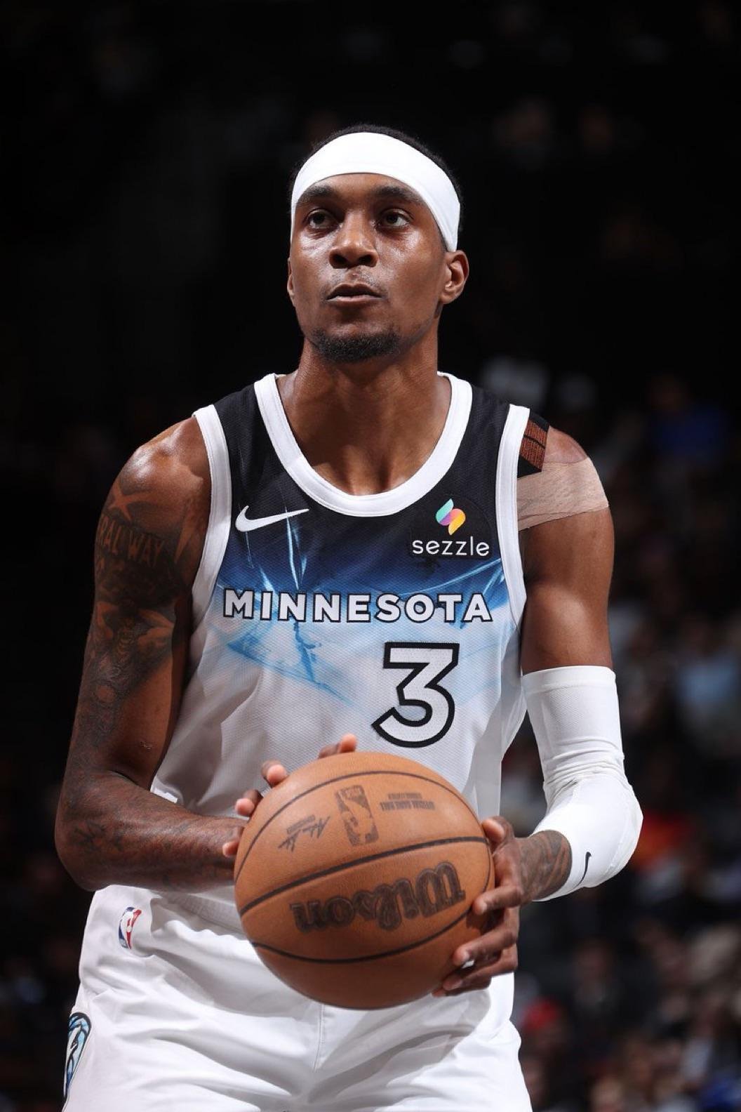 森林狼宣布杰登·麦克丹尼尔斯因为左膝髌腱炎和骨挫伤处于每周观察状态。杰登是打火箭