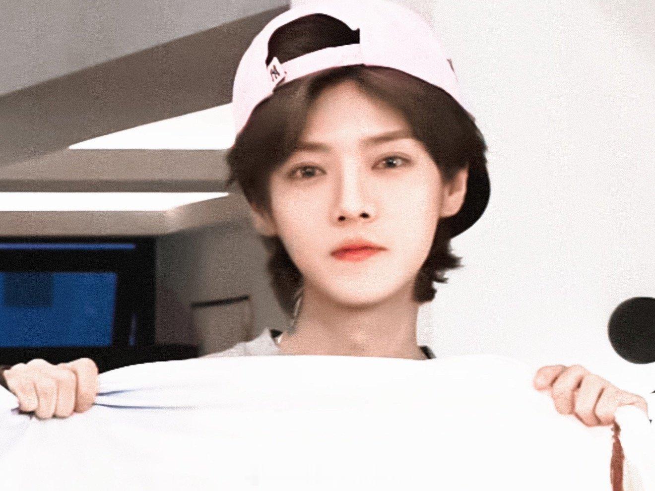 鹿晗邓超吃鸡打起来了邓超和鹿晗吃鸡打起来了，新一期的五哈迎来了五位女嘉宾，没想到