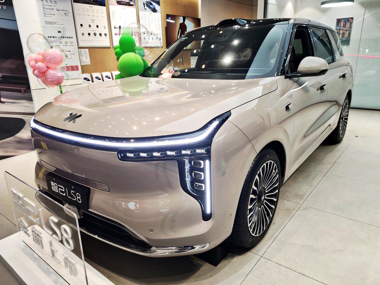 25万级大满配旗舰《智己LS8》
  2026年4月16日，上汽集团智己汽车旗下