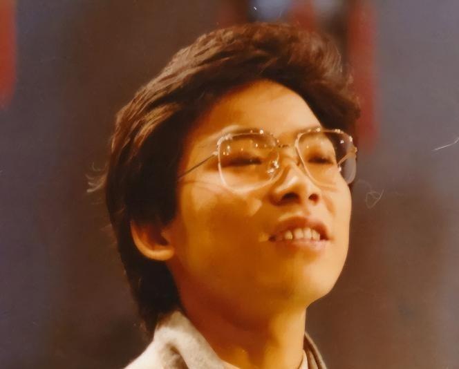 1984年，歌手张明敏得知祖国获得亚运会的举办权，但经费却严重不足还差6亿资金缺