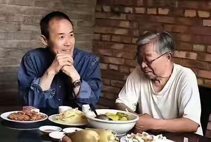 王石和褚时健这一顿简单的家常午餐，价值远远超过巴菲特午餐。

褚时健，是王石一生