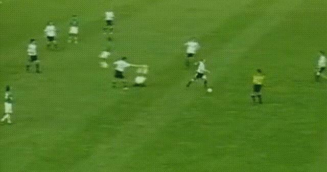 这是坎比亚索与加莱蒂在阿根廷国家队的一次经典连线。坎比亚索视野开阔，一脚精准长传