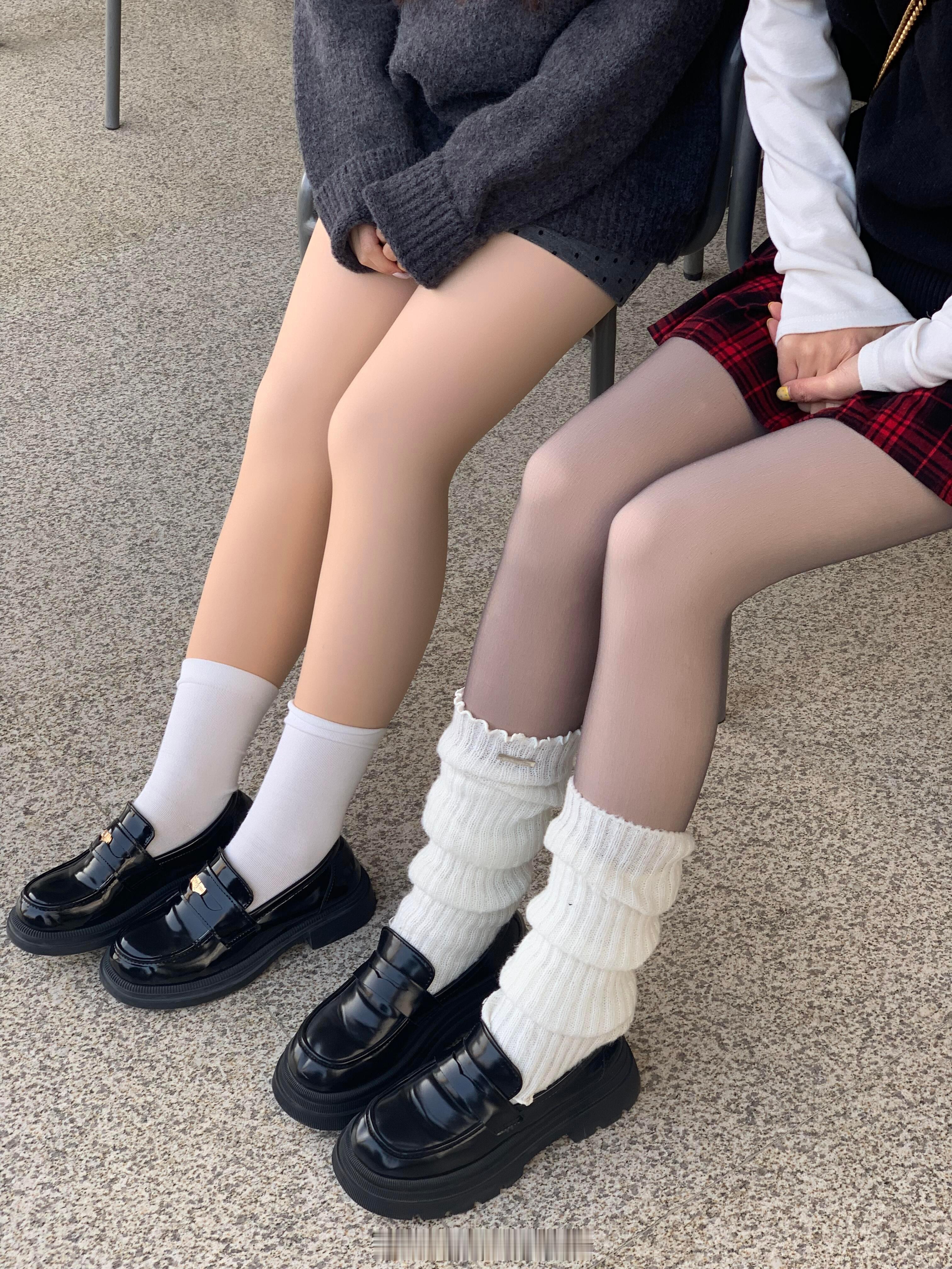 第一次这么直观感受到…和室友出门，第一次这么直观地感受到光腿神器和加绒黑丝的区别