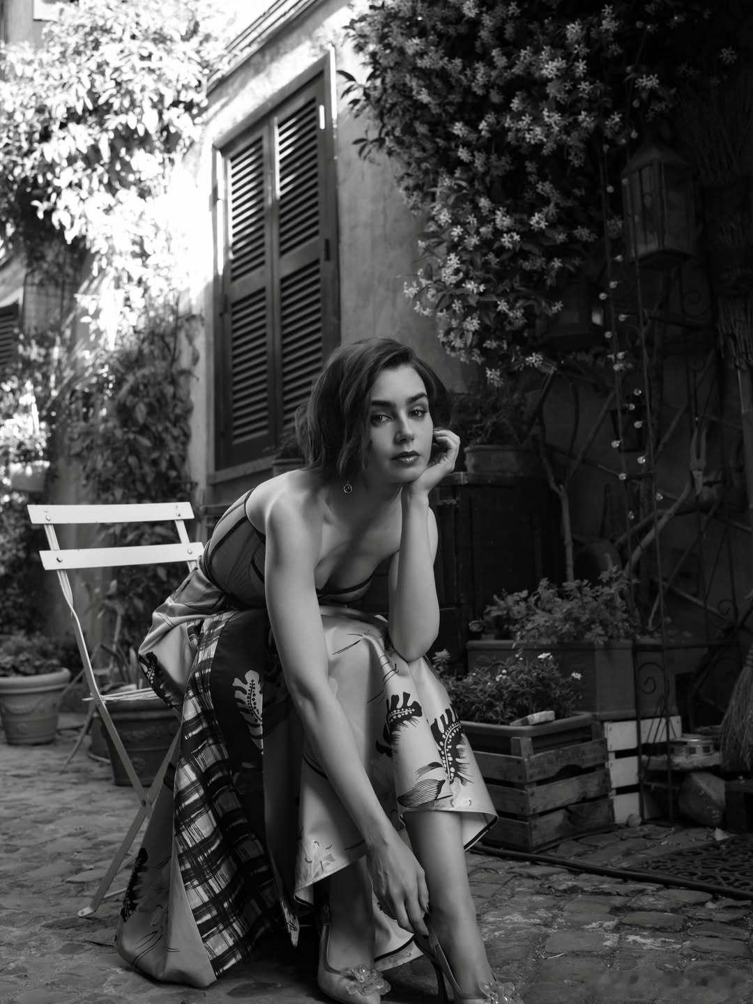 Lily collins莉莉柯林斯在《艾米丽在巴黎》第五季片场的另一套造型幕后照