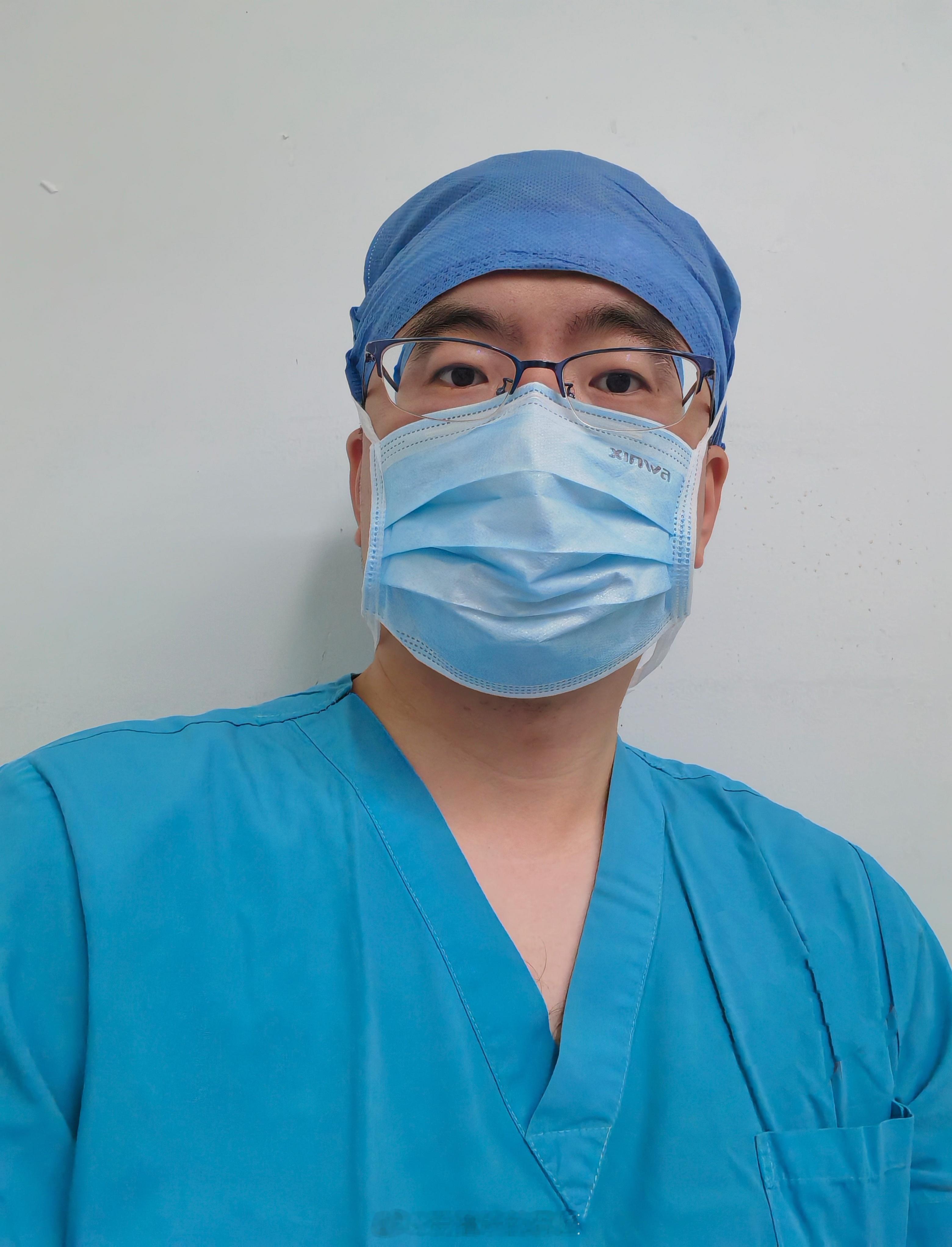 据说今天都很羡慕我的手术帽，明明进手术室的时候门口箱子里这款和蓝色都能拿，你们都