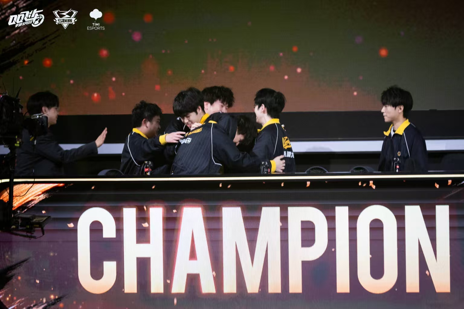 s联赛狼队十三冠🏆狼啸揽三冠，满贯铸荣光！共举象征春天王者的奖杯，金雨下与粉丝