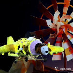 黄子弘凡坐飞机绕场鸟巢 谁看了不夸一句绝！出场方式又萌又浪漫，飞过每一个角落，把