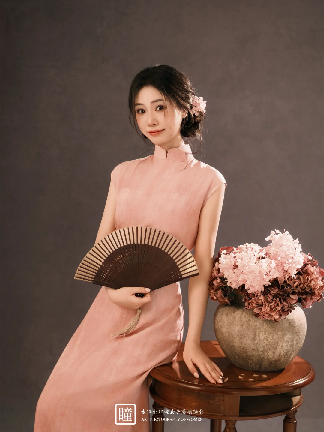 东方温婉感写真🌸粉旗袍与绣球花的邂逅