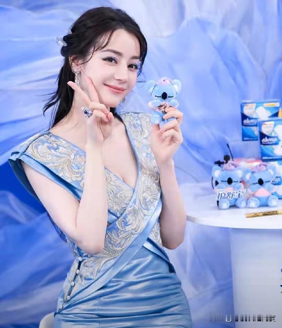 热巴这颜值是真实存在的吗？！最近这组生图美到我失语，身材管理也太绝了吧！

从青