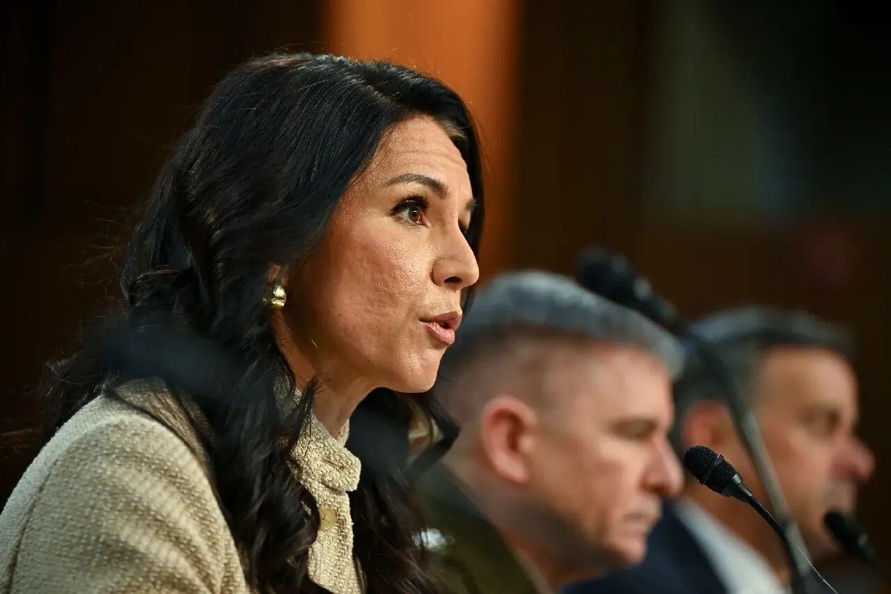 美国国家情报总监加巴德在参议院就美伊冲突接受质询时受到重点拷问。这场听证会对她尤