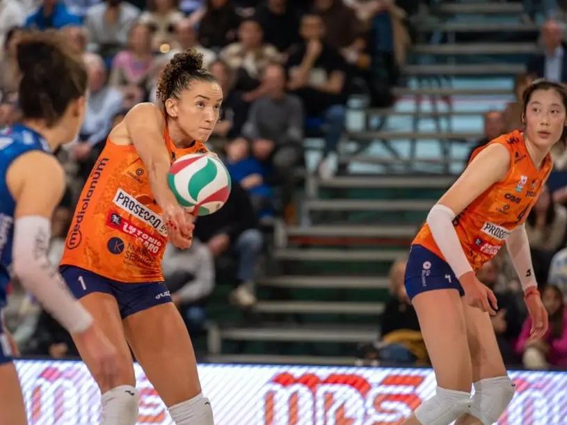 今天凌晨意甲女排赛场炸锅了！领头羊科内利亚诺客场挑战瓦莱福利亚，本以为是一场稳稳