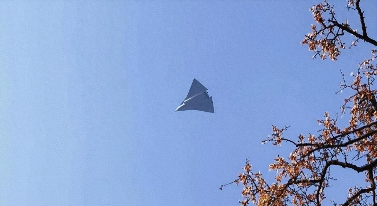 12月25日社交媒体传出消息，第三架歼-36原型机成功试飞，机身没有传统空速管。