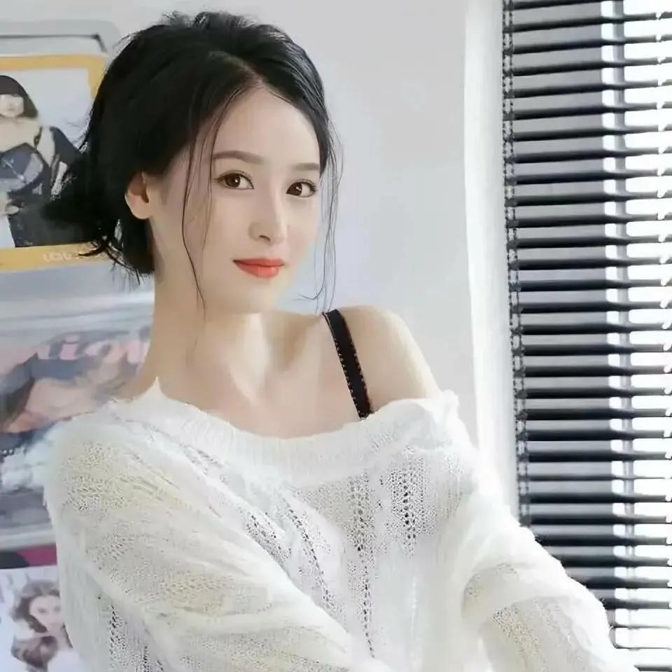 少女感十足，温柔又甜美，白衣飘飘的少女，让人心醉。