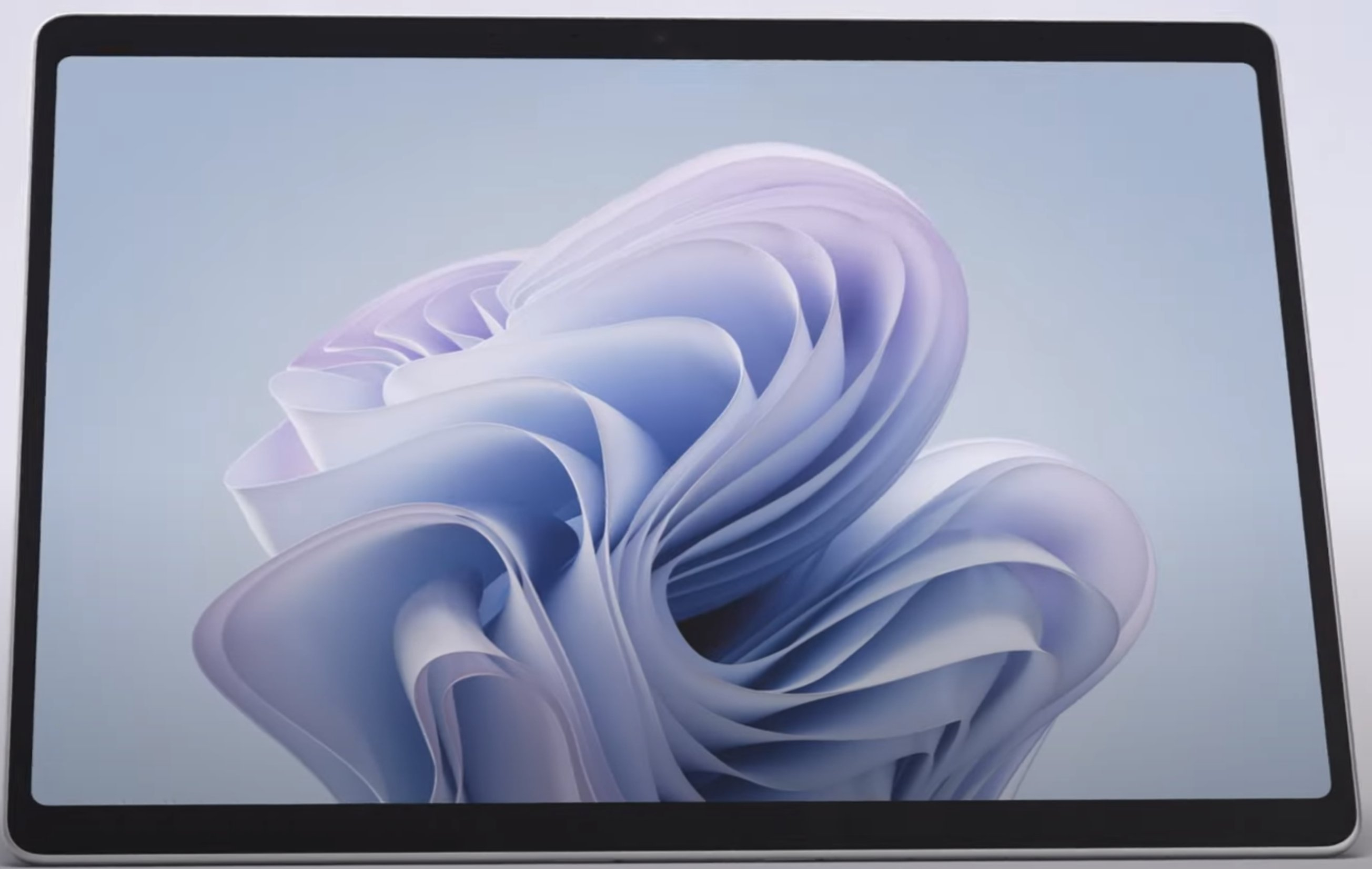商用版 Surface Pro 10 的细微改变：屏幕变圆角了。 ​​​