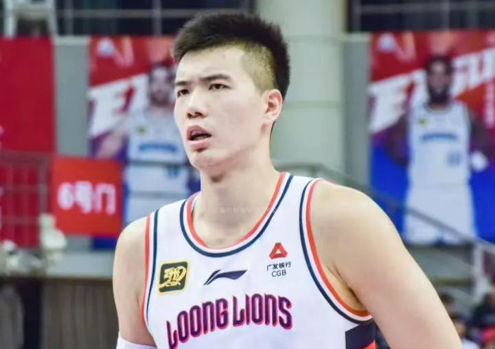焦泊乔披上华南虎战袍，CBA的转会逻辑被彻底改写。宏远用两个未来换现在，龙狮用即