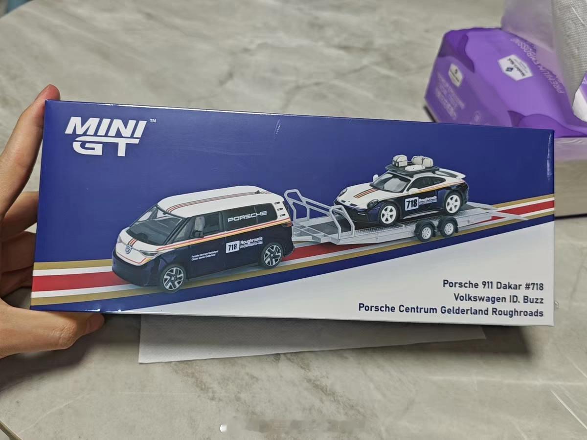 最近MINI GT的ID.BUZZ*911Dakar的套装车能买到了，这个乐富门
