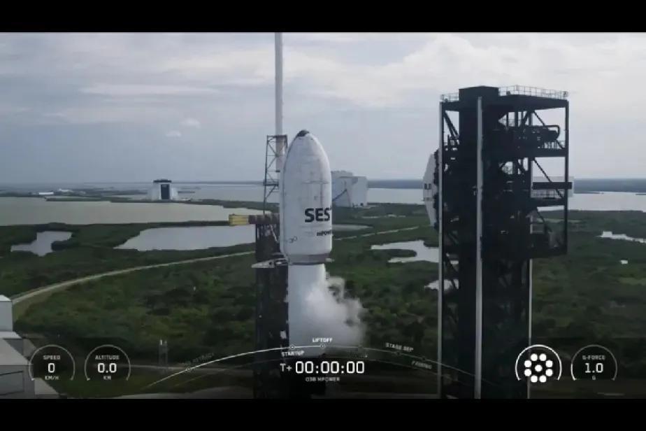 🇺🇸猎鹰 9 号发射两颗大型互联网卫星并成功登陆海上

猎鹰 9 号划破佛罗