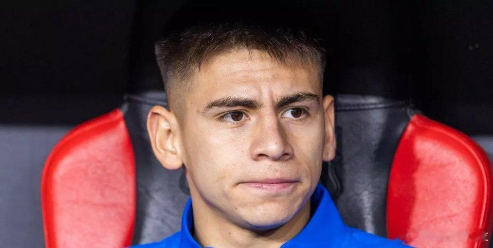 12月24日讯 据《每日体育报》报道，阿根廷新星埃切韦里极有可能在2026年1月