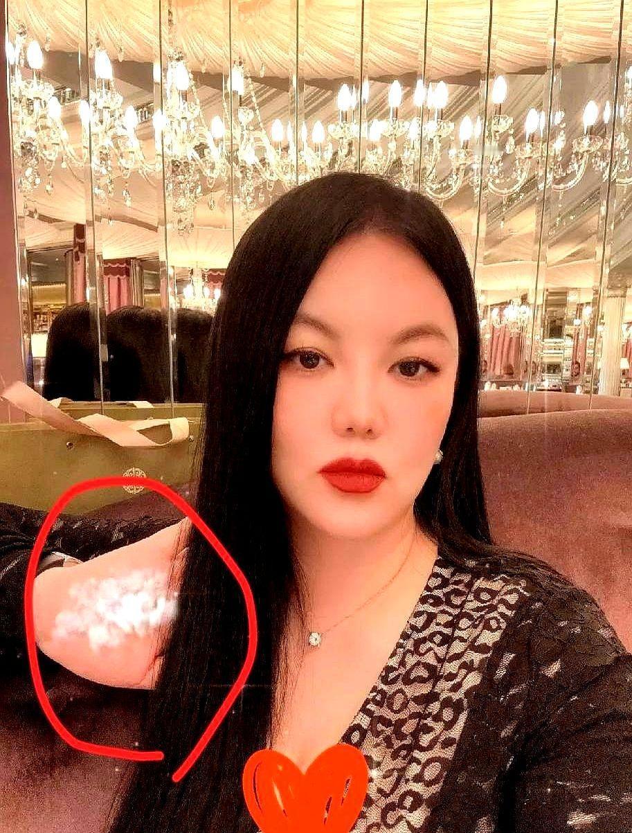 李湘打码掌纹，笑她戏精的人，还没被偷过人生。
黑帽大会刚演示完，一张高清掌纹，1