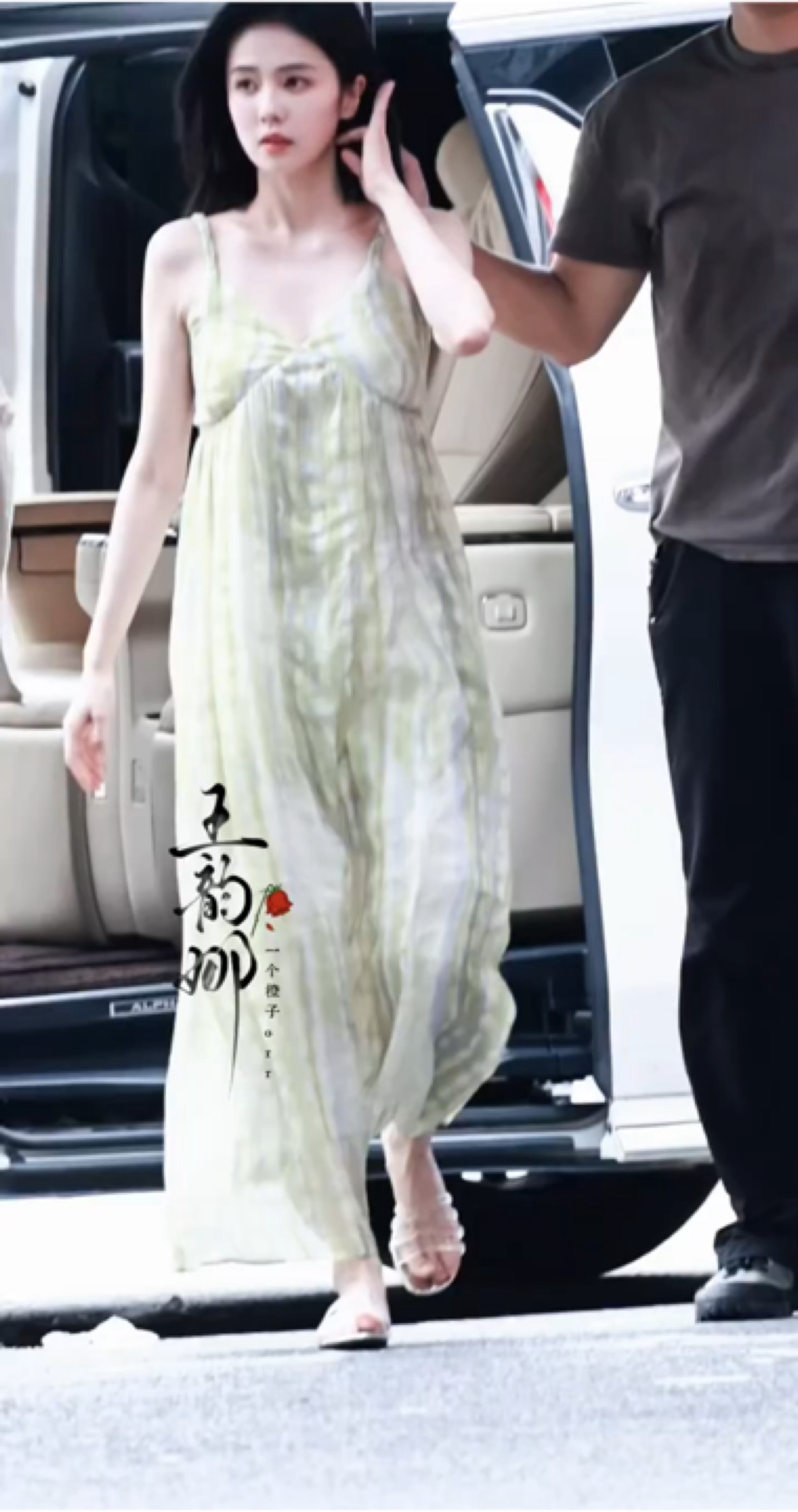 白鹿《开到荼蘼》今日路透新皮肤浅绿吊带长裙好漂亮清新王韵娜也太美了白鹿白鹿