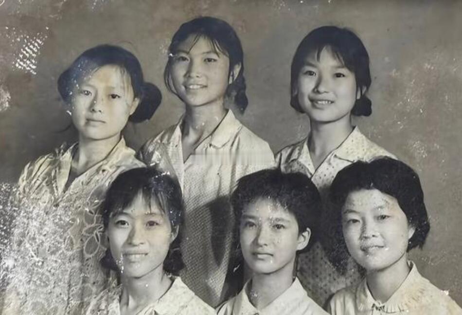 这照片中有一位演员，你能看出来是谁吗？ 