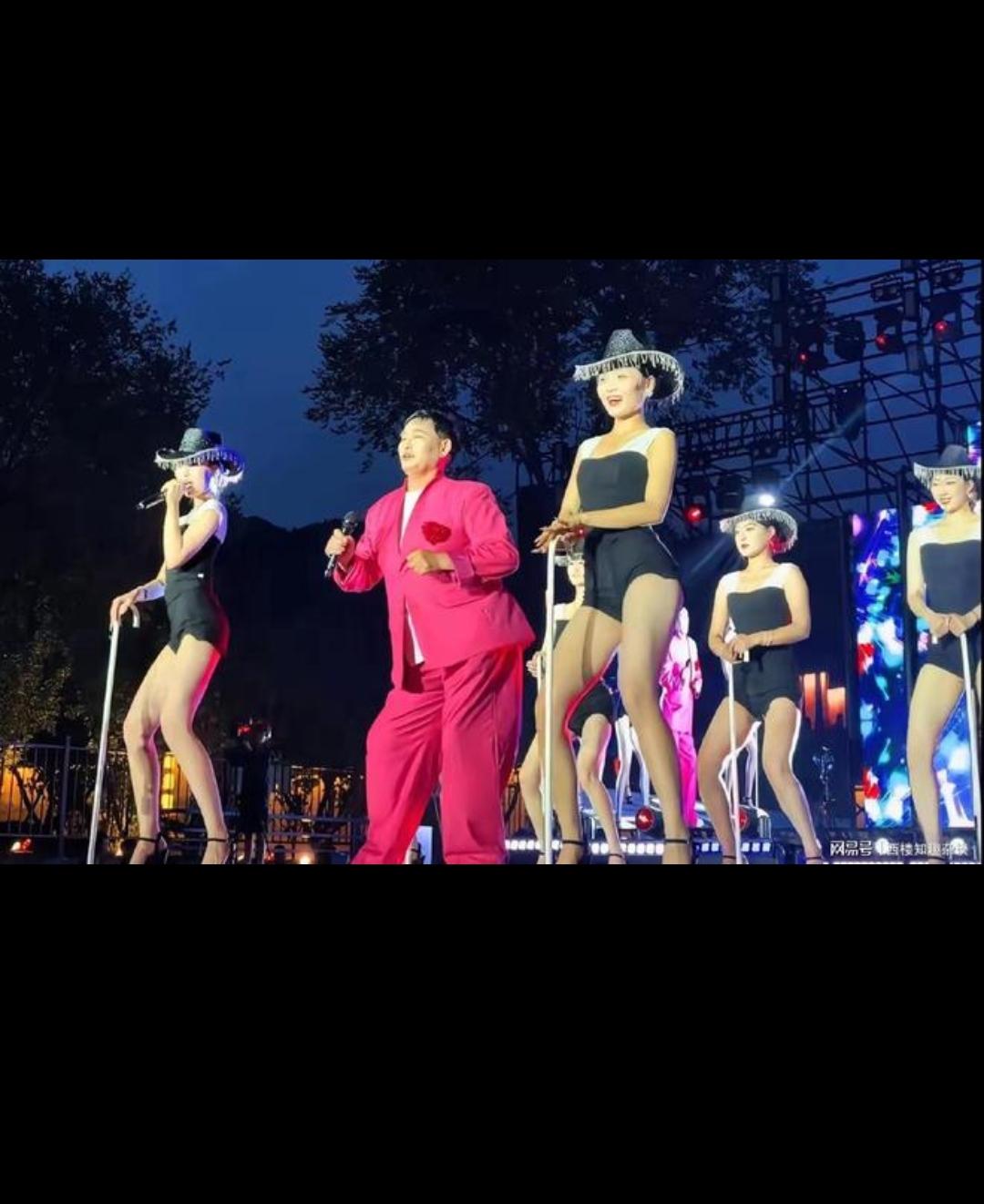 那么朴实的一个农民歌手，竟被景区为了流量捉弄成这个样子！
自己穿搭挺板正，但是景