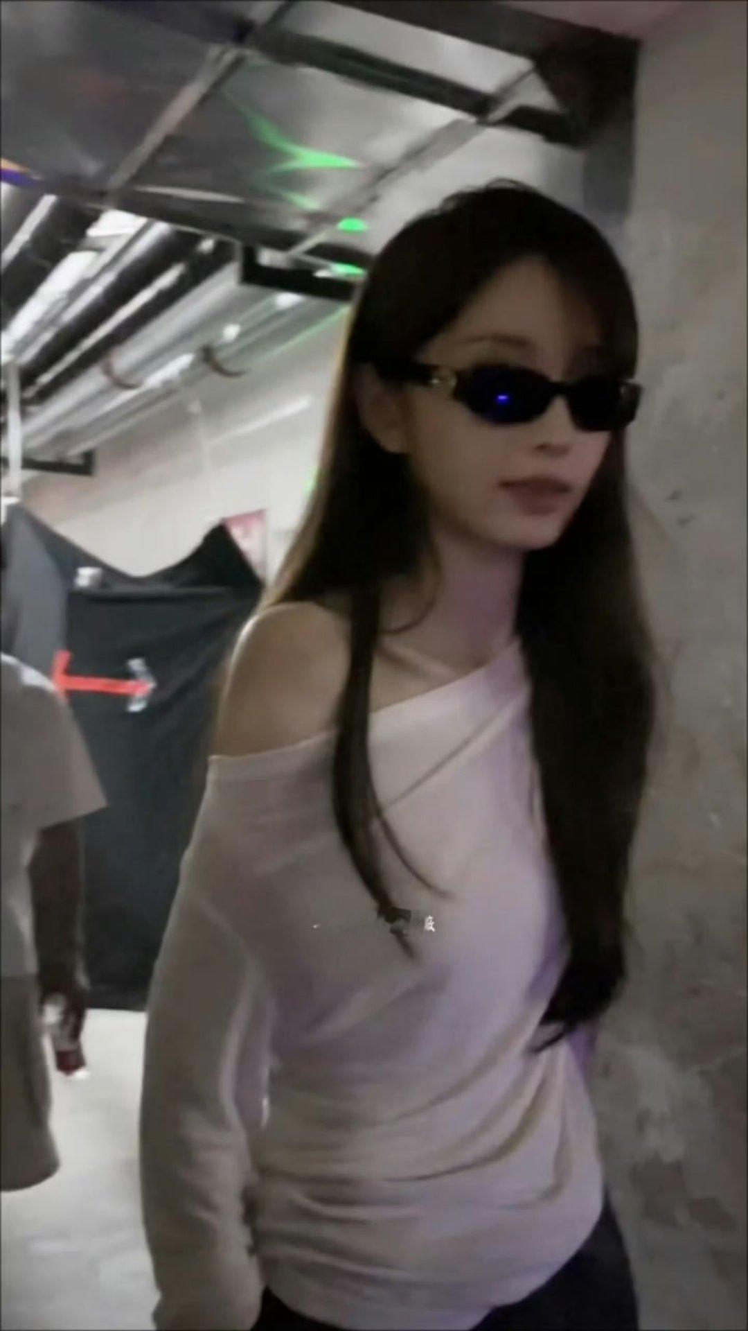 田曦薇走路粉天菜仪态藏着个人气韵。走红网络的通勤镜头里，田曦薇身姿端正、步伐利落