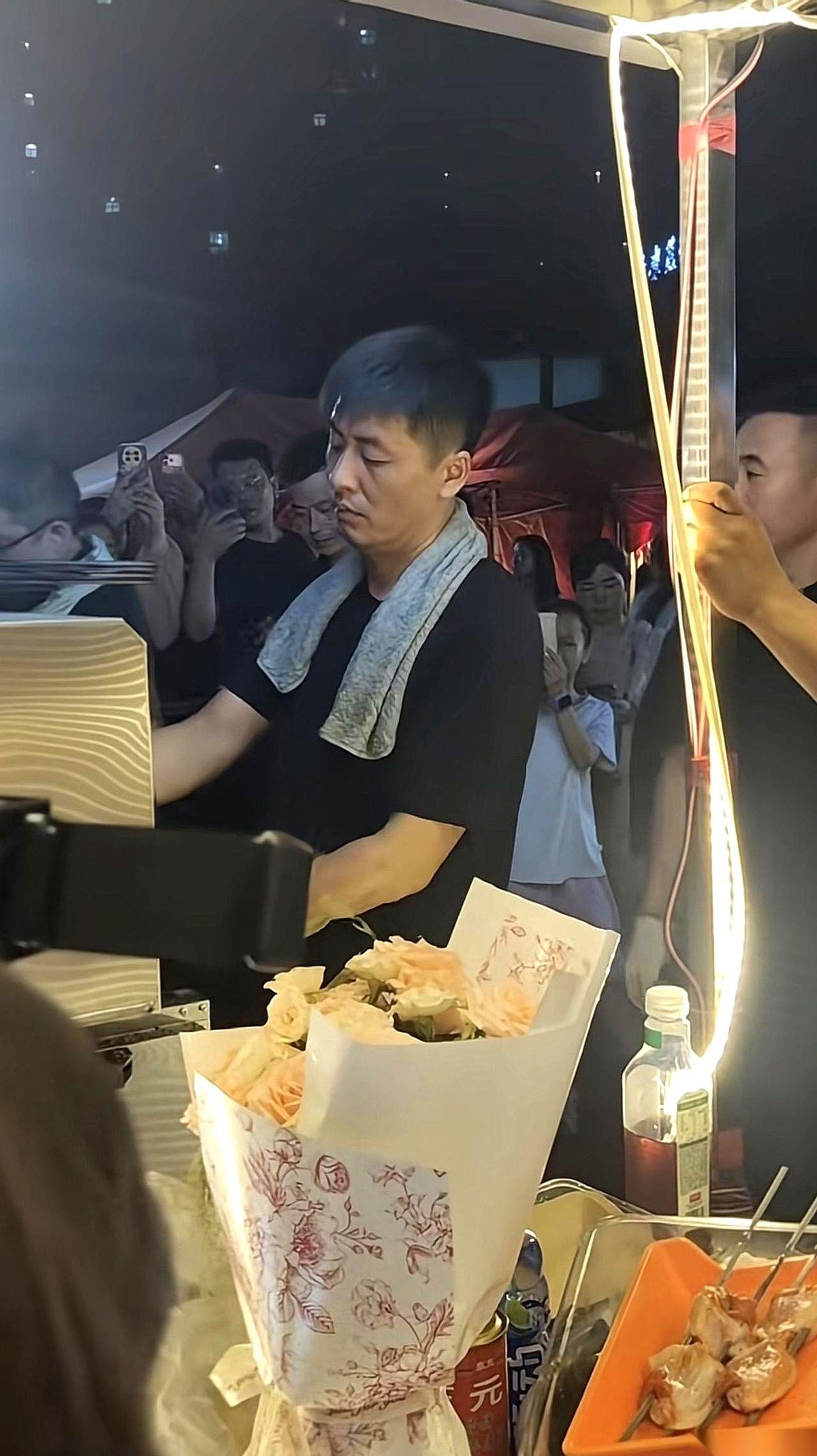 河南一个酷似张雪峰的烧烤师傅，陈杰，彻底火了。
紧接着，他的摊位前，再也挤不进去