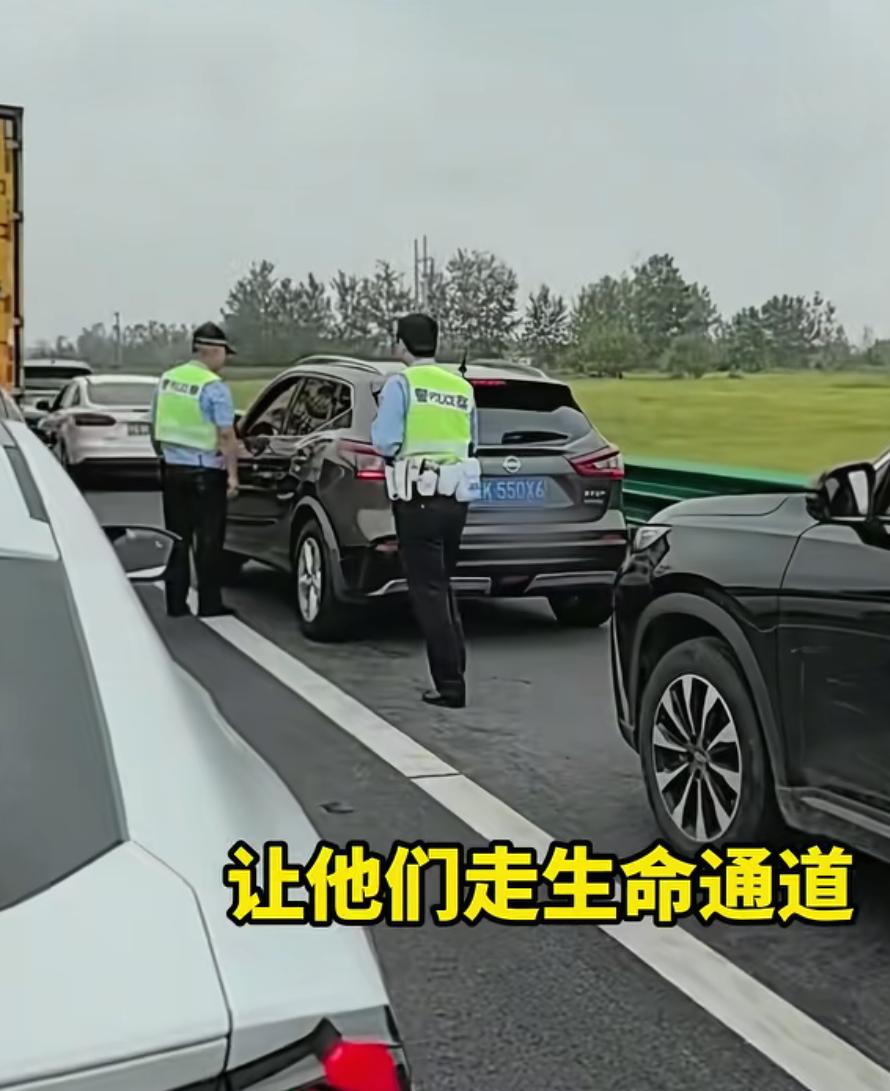 这下好了！
给全国这些占用应急车道的司机
一个大大的警示！

十月一长假开始了，