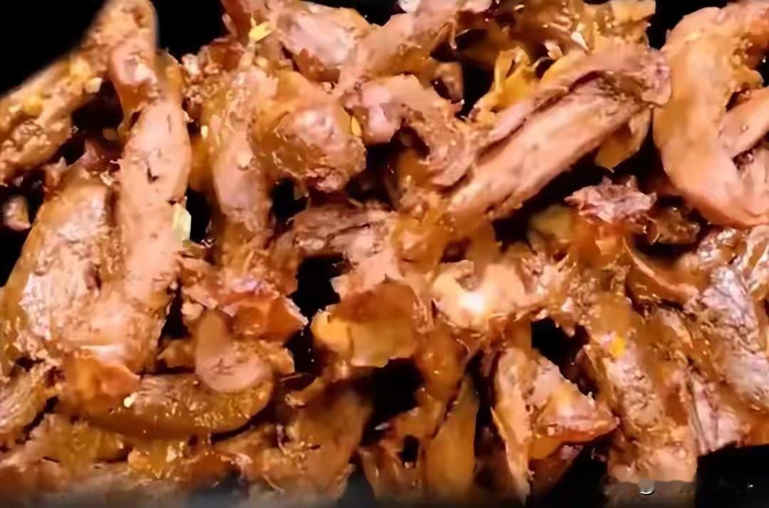 曾经遍布街头的的鸭货巨头——绝味鸭脖、周黑鸭、集乡镇客等，如今正经历业绩寒冬，关