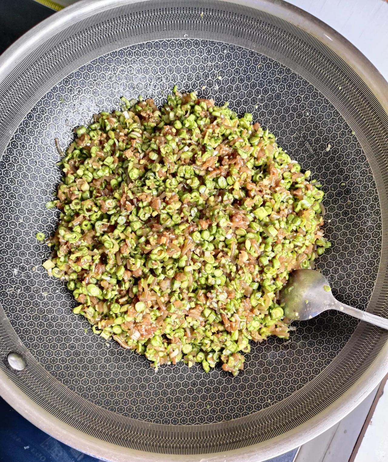 #夏日生活打卡季#
夏天的午饭，从大包子和绿豆汤开始。
