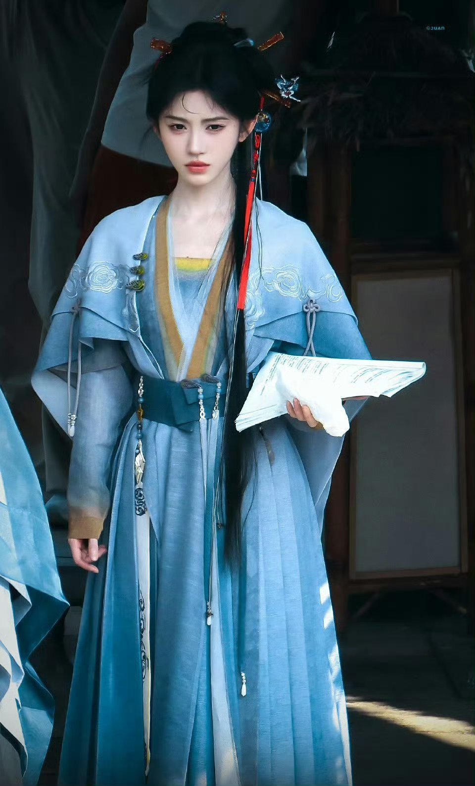 每天穿这么长的戏服拍戏确实好热好热，注意防暑呀～鞠婧祎 秋老虎怕了你了 ​​​