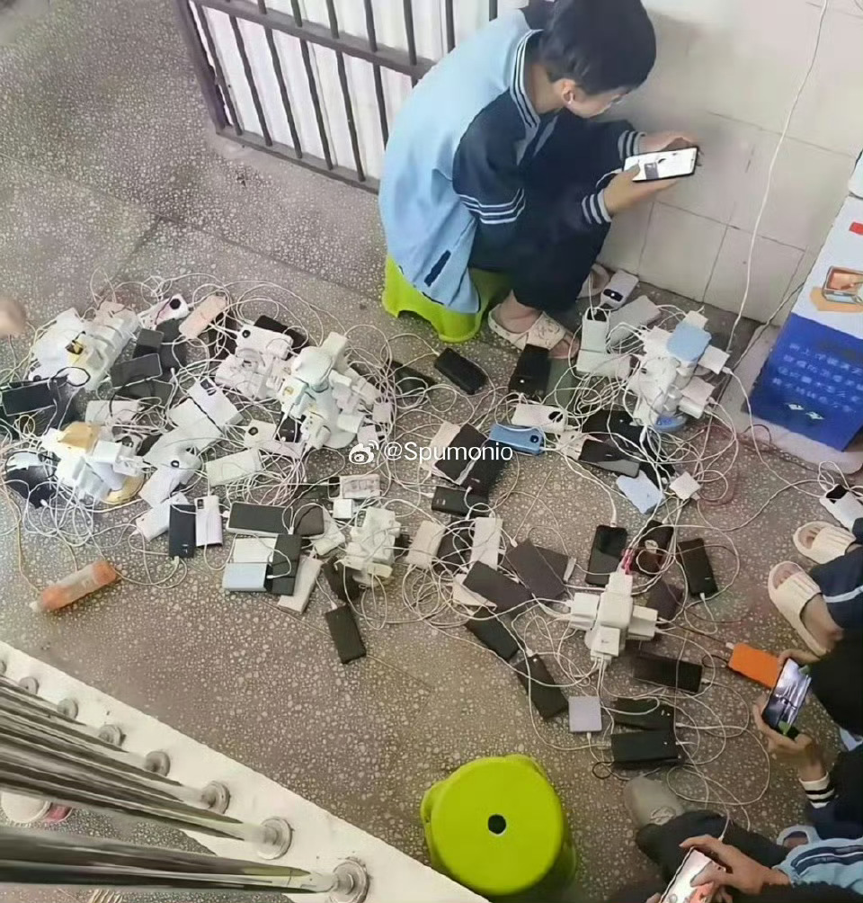 网友：学校看到这一幕！真为孩子们感到担忧！ 