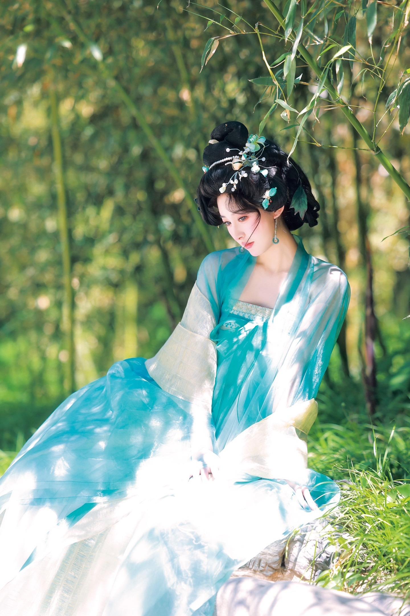 风摇翠竹，疑是故人来 | 中式审美的氛围。摄/后：我
出镜： 
💄
