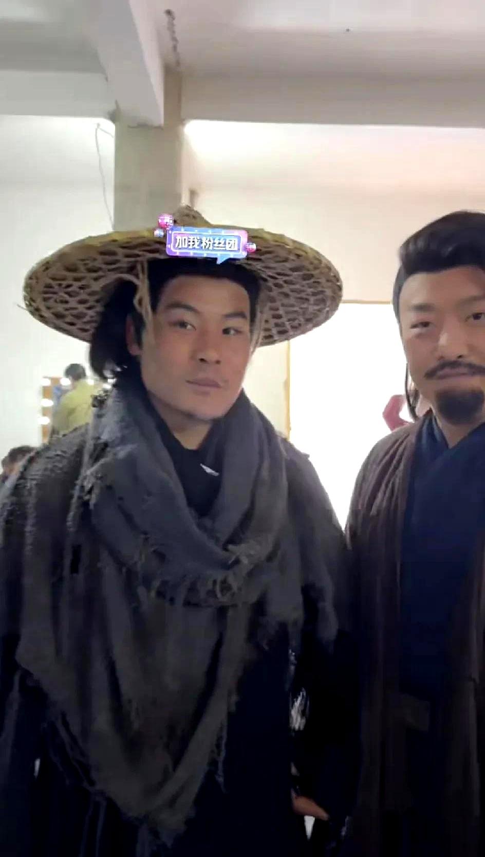 刀疤哥偷开小号播了1小时，刚上线就挤进来8000多粉丝。
马安在旁边搭腔主持，