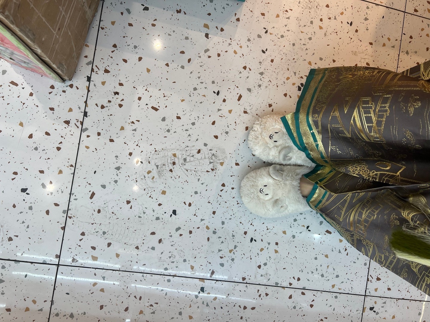 今天超级忙…忙到下班到家才发现把拖鞋穿回来了…🍗周四要去秋游啦！！趁打折，来陪