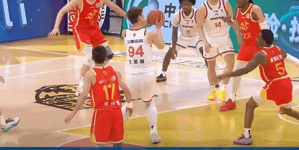 不得不说今天王哲林打的组织中锋这个角色打的还是不错，也是给队友创造了很多得分机会
