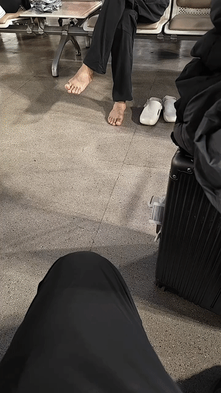 上海网友拍到一个老外竟然在公共场合当众脱鞋？
并且还光着双脚坐在椅子上？
真是看