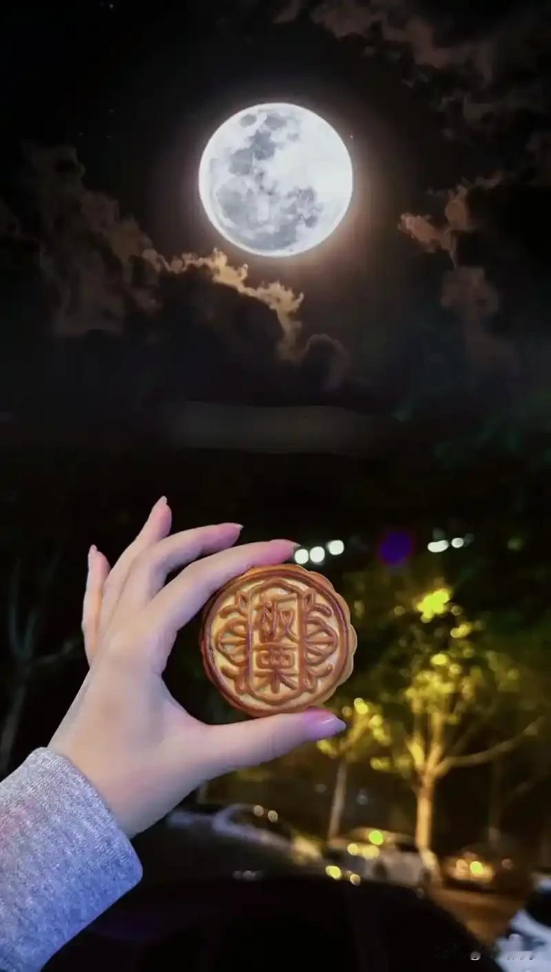 说件让我朋友气到睡不着的事，就发生在中秋假期。
 
我朋友小林在超市做收银，中秋