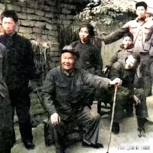 看到陈再道将军晚年回麻城老家和乡亲们座谈的老照片，感慨万千。他出身贫苦农家，18