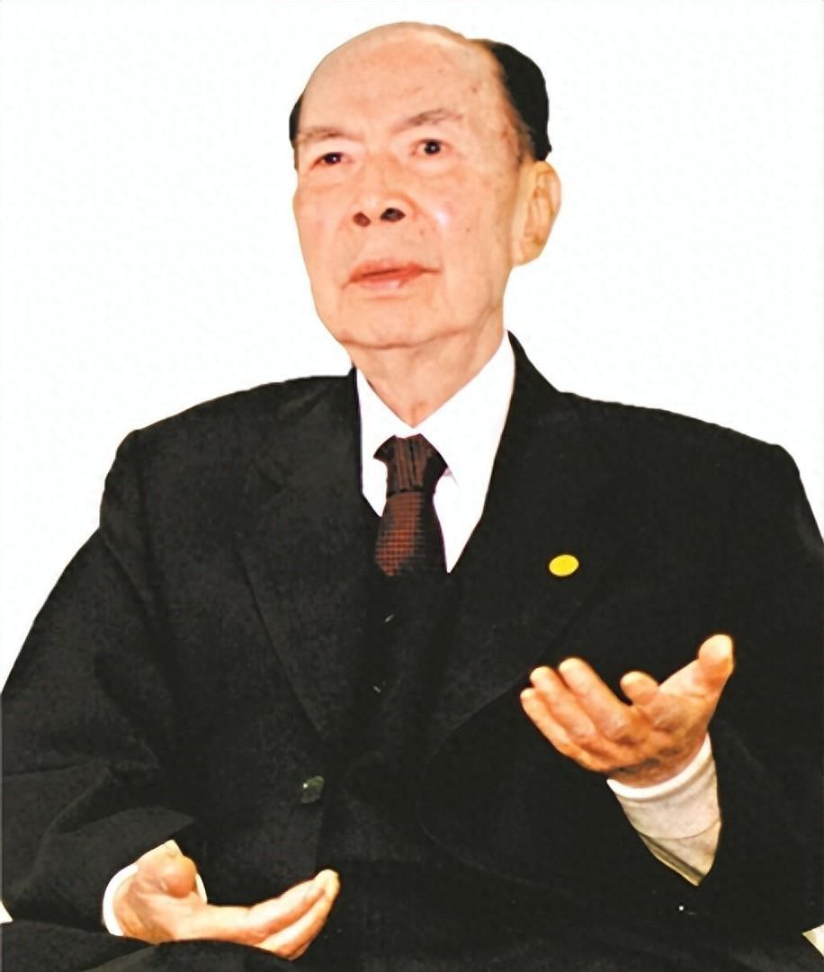 澳门回归之前，知名富商马万祺曾向中央建议驻军，表达对澳门安全发展的深切关注和责任