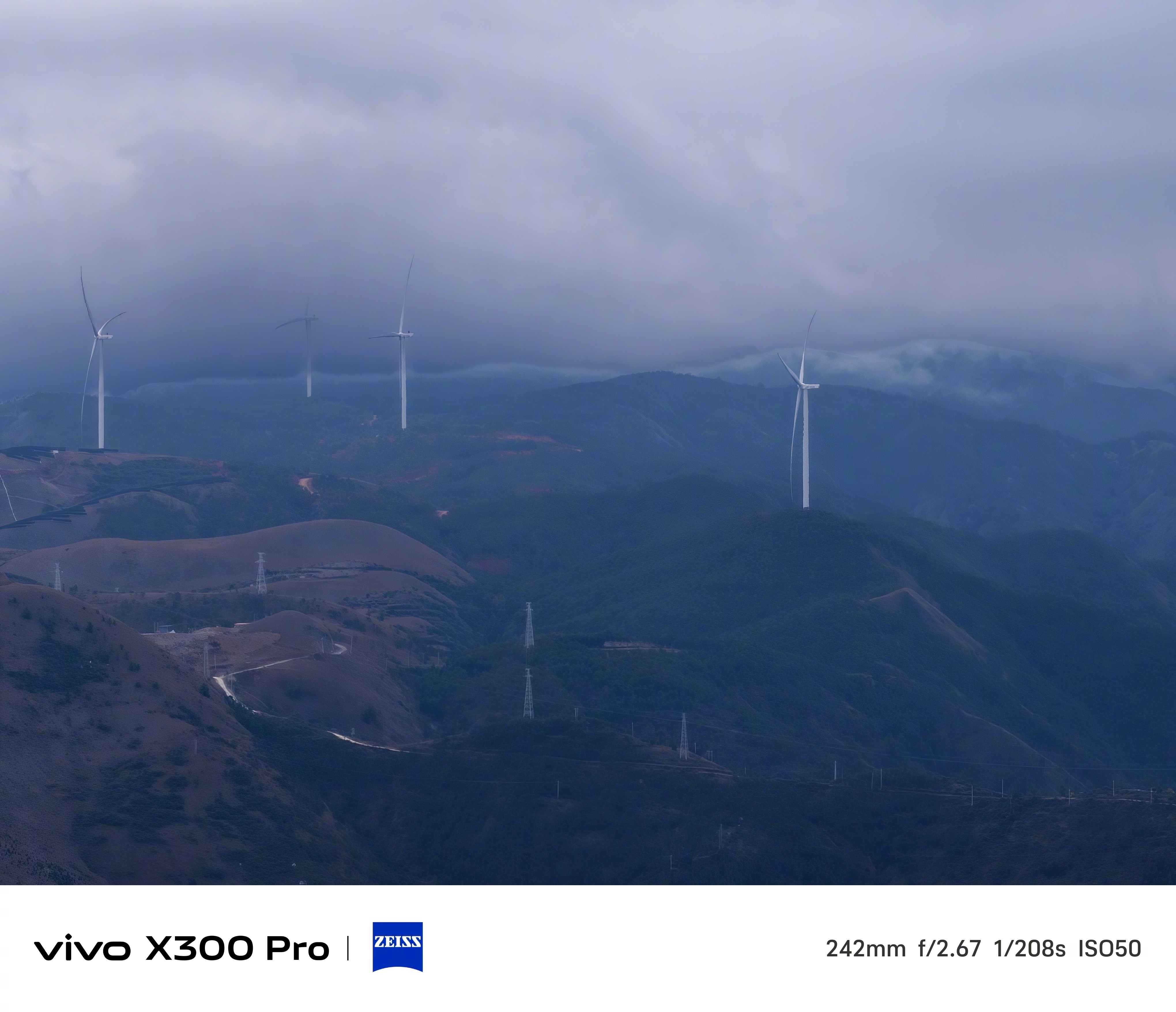 抵达白雾村时，寒意浸骨，却也正因这份清冽，得以看清白雾如何温柔地环拥着山体。那雾