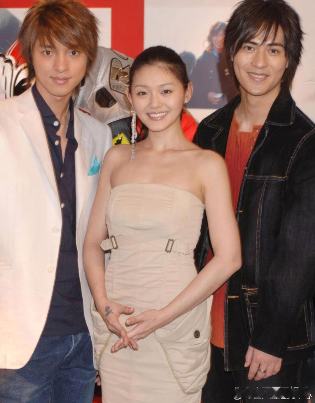 2005年大S 周渝民 安钧璨在东京涩谷，流星花园·F4世界展览上合照。 