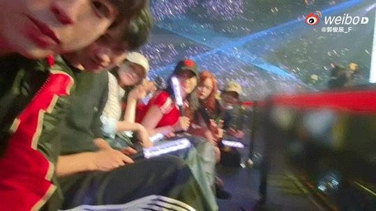 郭俊辰王源送郭俊辰花篮 再一次双向奔赴！王源为好友郭俊辰十周年见面会火速应援，这