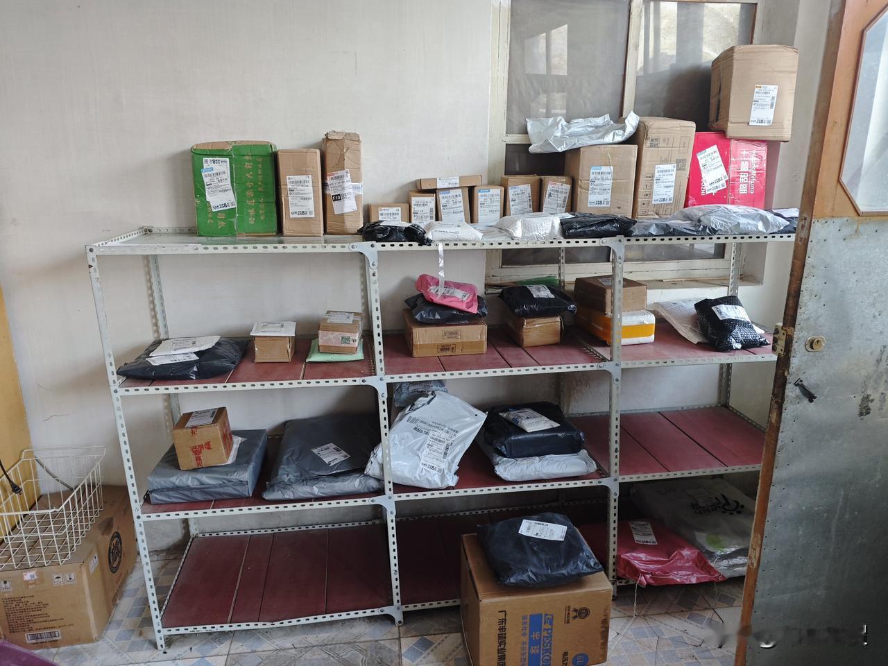 农村消费升级，网购量与日俱增
下图中是我们村的快递驿站，这只是其中一家，负责三通