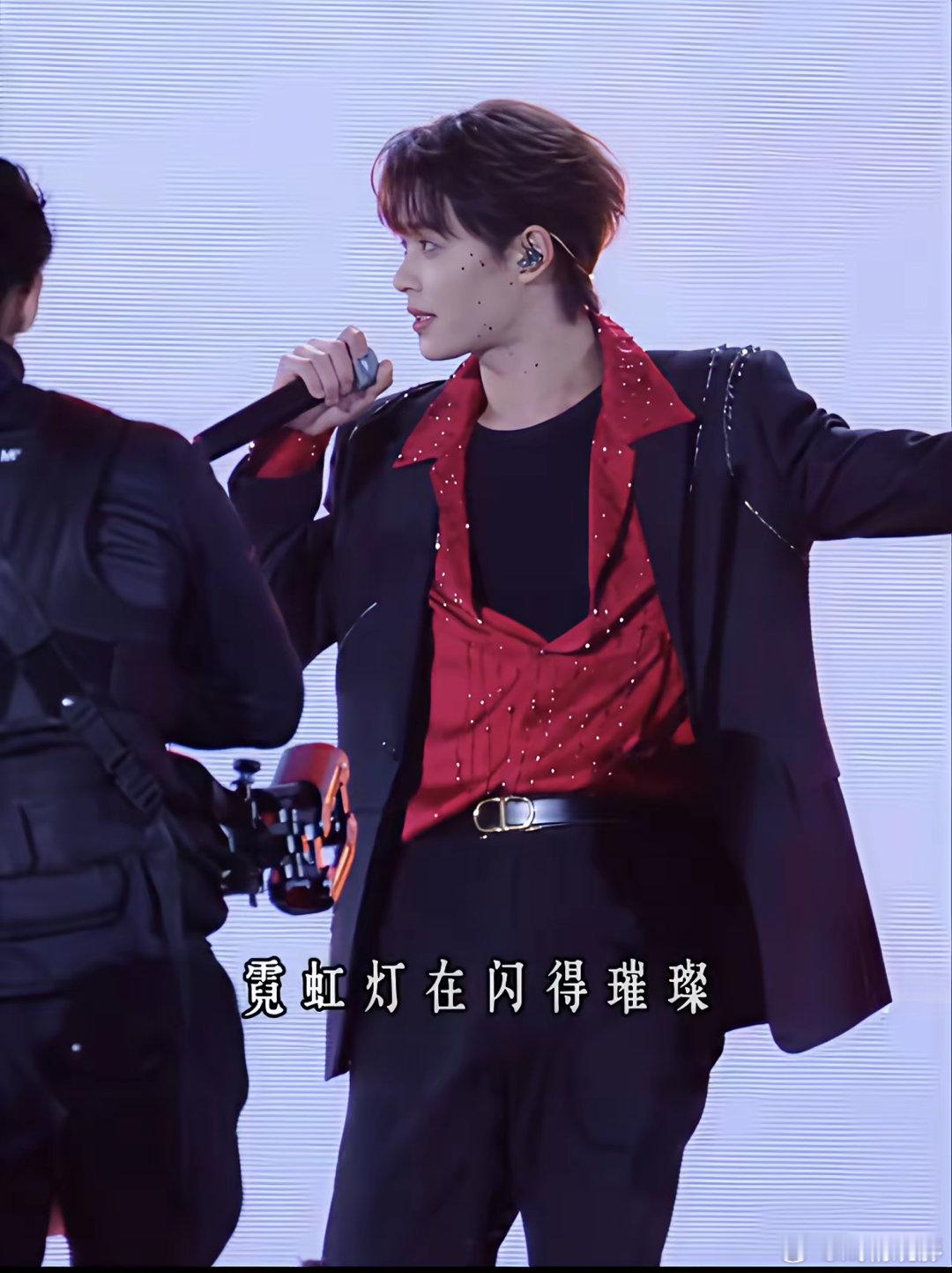 这几天，视频全是张凌赫走路，张艺兴《大花轿》，还有柯淳《午夜恰恰舞》。柯淳从短剧